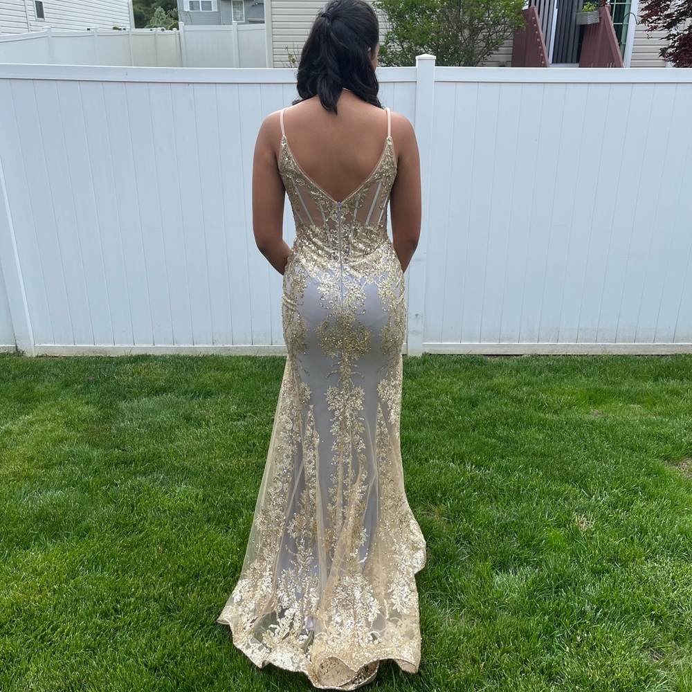 Size 6/8 | Color light blue w gold accents
